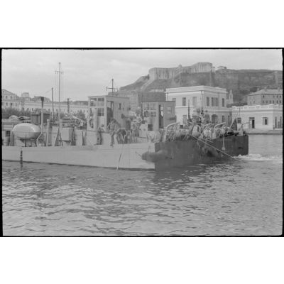 Des navires allemands de type Raumboot quittent le port de Corfou.