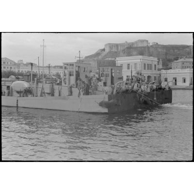 Des navires allemands de type Raumboot quittent le port de Corfou.
