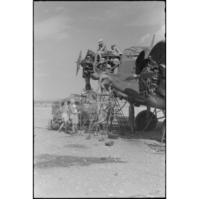 Sur le terrain de Corfou, la maintenance de moteurs BMW d'un avion Junkers Ju-52 du Transportgeschwader 4.