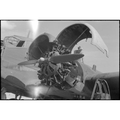 Sur le terrain de Corfou, la maintenance de moteurs BMW d'un avion Junkers Ju-52 du Transportgeschwader 4.