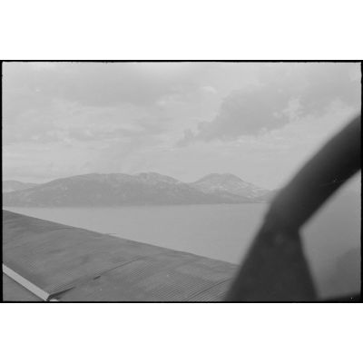 A bord d'un avion de transport de Junkers Ju-52, survol de l'Albanie ou d'îles Ioniennes dans le secteur de Corfou.