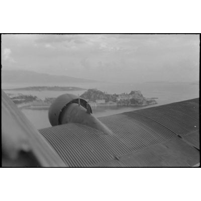 A bord d'un avion de transport de Junkers Ju-52, survol de l'Albanie ou d'îles Ioniennes dans le secteur de Corfou.