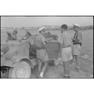 Sur le terrain de Corfou, un groupe d'officiers à bord d'une Volkswagen Kübelwagen, parmi eux le capitaine Bannig de la 4e escadrille de transport de la Luftwaffe.