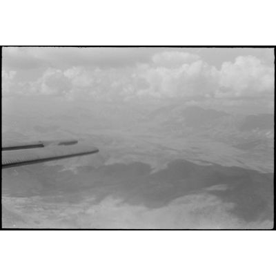 A bord d'un avion de transport Junkers Ju-52, survol de montagnes albanaises ou grecques.