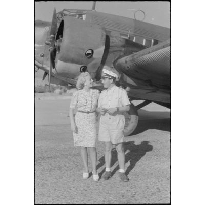 Sur le terrain de Corfou, une femme et un pilote de Junkers Ju-52 du Transportgeschwader 4 (I./TG 4).