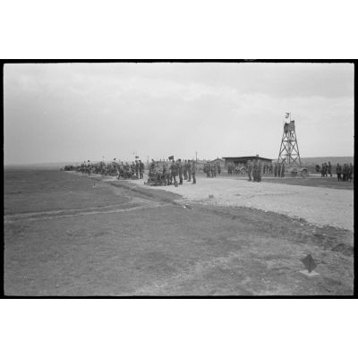 Sur un terrain d'aviation, la formation aux canons de DCA de 2 cm FlaK de jeunes artilleurs du Reichsarbeitdienst (RAD).