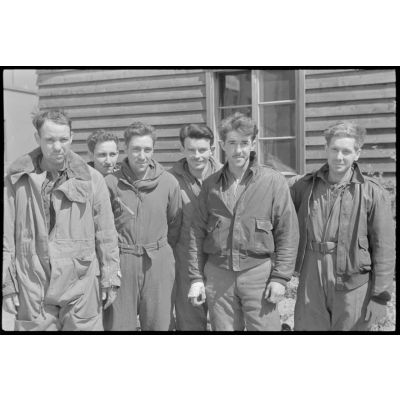 Portrait d'un équipage de bombardier de l'armée de l'air américaine (USAAF) rescapé du crash de leur appareil.