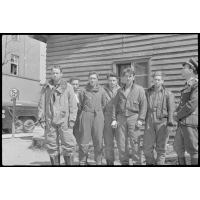 Portrait d'un équipage de bombardier de l'armée de l'air américaine (USAAF) rescapé du crash de leur appareil.