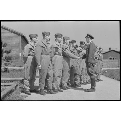 Un capitaine (Hauptmann) du Lehrgeschwader 1 (LG1) passe en revue les aviateurs de son unité avant de les féliciter.