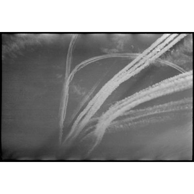 Pendant le bombardement du terrain d'aviation de Wiener Neustadt (Autriche) occupé par le II./LG1 (Lehrgeschwader 1), la condensation des moteurs de bombardiers américains.