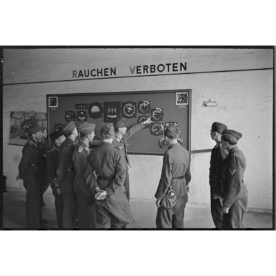 Instruction sur les instruments de bords d'un bombardiers Junkers Ju-88 au sein du II./LG1 (Lehrgeschwader 1).