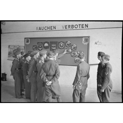 Instruction sur les instruments de bords d'un bombardiers Junkers Ju-88 au sein du II./LG1 (Lehrgeschwader 1).