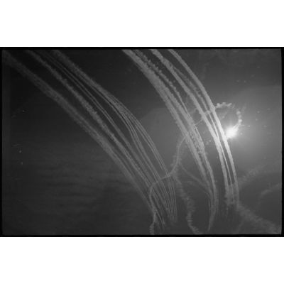 Pendant un bombardement d'une base du II./LG1 (Lehrgeschwader 1), la condensation des moteurs de bombardiers américains.