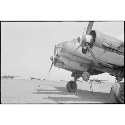 Un bombardier Junkers Ju-88 du II./Lehrgeschwader I au parking sur un terrain d'aviation grecque.