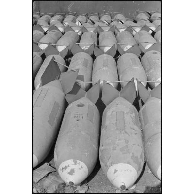 En Grèce, activités de l'unité de bombardement I ou II./Lehrgeschwader 1 : stocks de bombes.