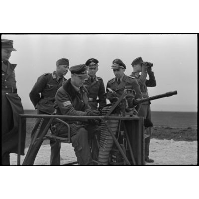 Le commandant (Major) Karl-Heinz Schomann I./LG1 (Lehrgeschwader 1) titulaire de la croix de chevalier de la croix de fer (Ritterkreuz) s'exerce au tir à la mitrailleuse MG-131.