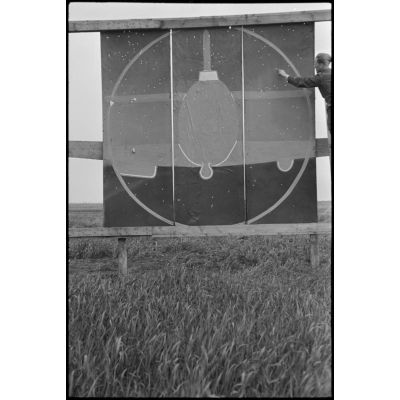 Cible lors d'un exercice de tir à la mitrailleuse MG-131 sur un terrain d'aviation occupé par le I. /Lehrgeschwader I.