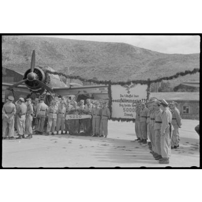 Célébrations du retour de la 5000e mission aérienne du 1.Aufklarungsgruppe 196 basé à Skaramangass (Athènes-Grèce).