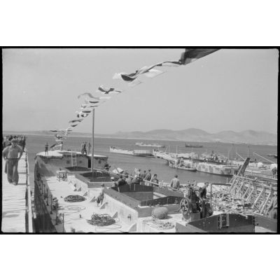 Au chantier naval de Perama (Athènes), l'inauguration d'une péniche pour les besoins de la marine allemande.
