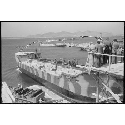 Au chantier naval de Perama (Athènes), l'inauguration d'une péniche pour les besoins de la marine allemande.