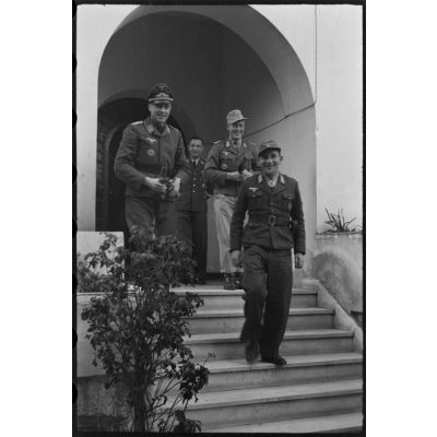Le major Sylvester von Saldern (Kommandeur II./ IR 65, Infanterie-Regiment 65) en compagnie de deux officiers dont le lieutenant Heinz Taddicken (officier de l'armée de terre).
