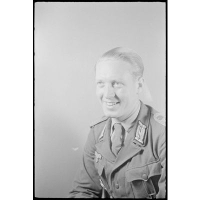 Ce lieutenant décoré de la croix allemande pourrait être l'Oberleutnant Heinz Taddicken, membre de la 22 Infanterie-Division.