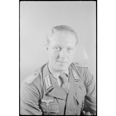 Ce lieutenant décoré de la croix allemande pourrait être l'Oberleutnant Heinz Taddicken, membre de la 22 Infanterie-Division.