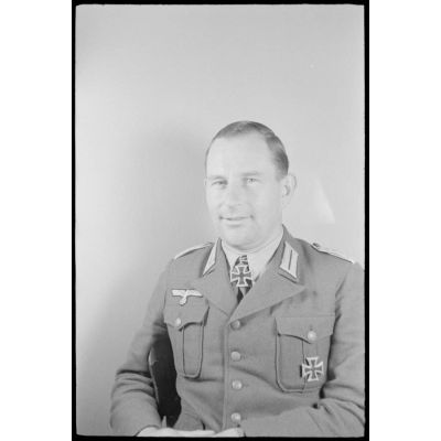 Le commandant (Major) von Saldern commandant du II./Infanterie Regiment 65, décoré de la croix de chevalier de la croix de fer après l'invasion de Leros.
