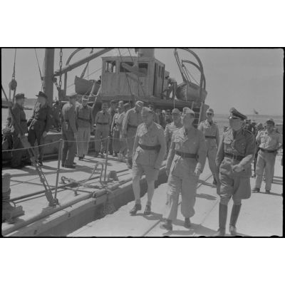 Visite du chantier naval de Perama (Athènes) en présence du colonel Götsche et d'un officier de la Luftwaffe titulaire de la croix de chevalier de la croix de fer (Ritterkreuz).