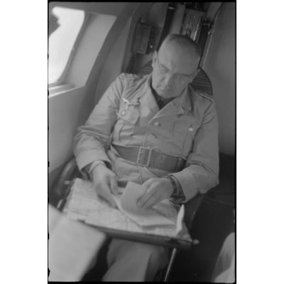 A bord d'un avion, le général (Generalleutnant) Martin Fiebig, commandant du 10e corps aérien (X.Flieger Korps).