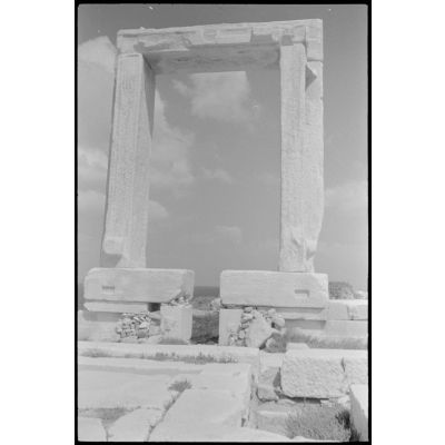 Sur l'île de Naxos, la porte (Portara) du temple d'Apollon (Apóllonas).