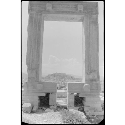 Sur l'île de Naxos, la porte (Portara) du temple d'Apollon (Apóllonas).