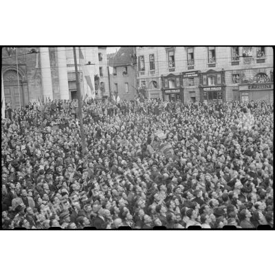 Place Saint-Pierre à Besançon, une foule nombreuse acclame le général De Gaulle venu rendre visite aux Bisontins après la libération de leur ville.