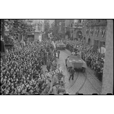 Défilé des troupes de l'Armée B dans les rues de Besançon libérée devant une foule nombreuse.
