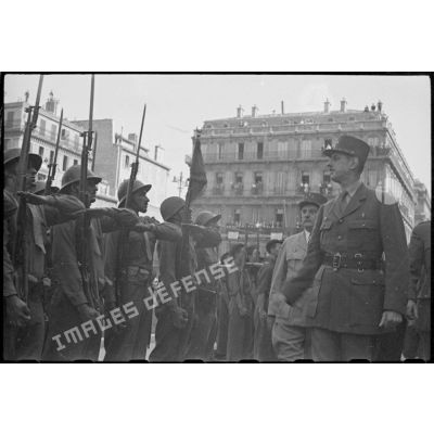 Revue des troupes par le général De Gaulle à Marseille le 15 septembre 1944.