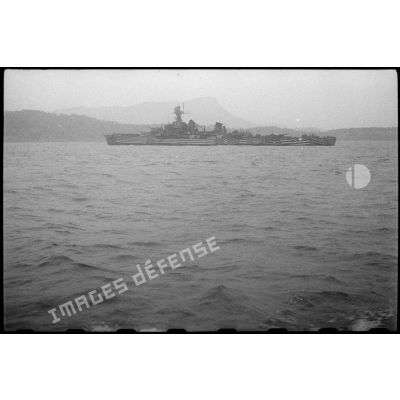 Croiseur arrivant dans la rade de Toulon.