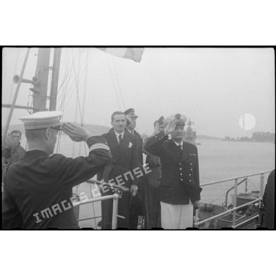 Réception par l'amiral Lemonnier à bord du croiseur amiral Georges Leygues.