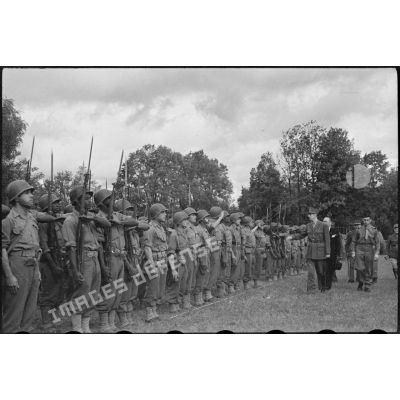 Revue des troupes de la 1re Armée française par le général De Gaulle à Maiche.