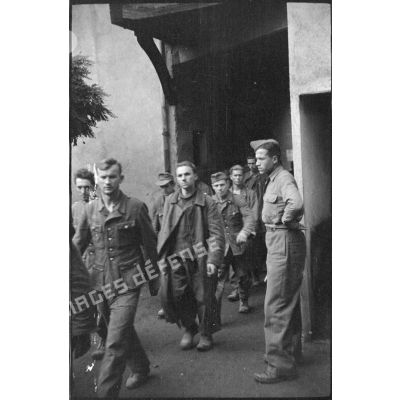 Prisonniers de guerre allemands.