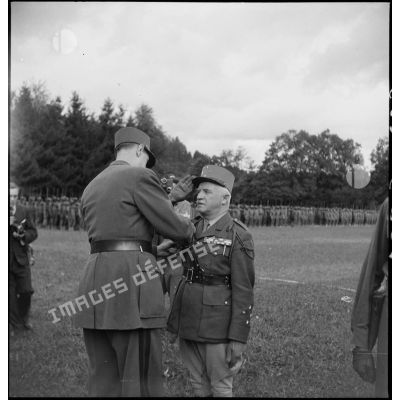 Le général de Monsabert est fait Grand officier de la Légion d'honneur par le général de Gaulle.