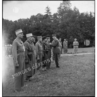 Remise de décorations par le général de Gaulle aux hommes de la 1re Armée française à Maiche.