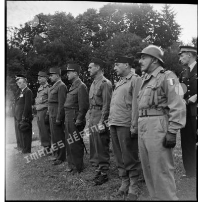 Cérémonie lors de la visite du général de Gaulle aux unités avancées de la 1re Armée française à Maiche.