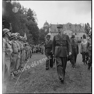 Revue des troupes de la 1re Armée française par le général de Gaulle à Maiche.
