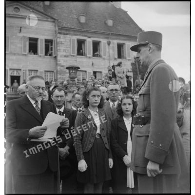 Visite du général de Gaulle aux unités avancées de la 1re Armée française à Maiche.