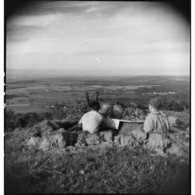 Deux résistants FFI dans un observatoire près du fort de Lomont.