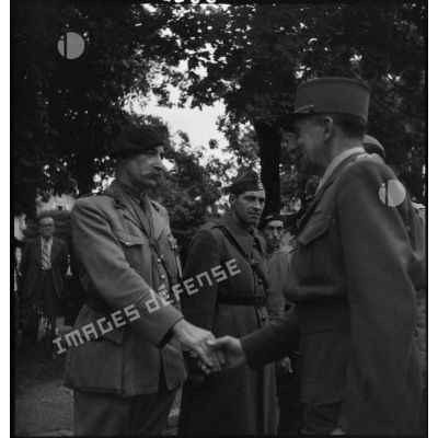 Le général de Lattre de Tassigny saluant des commandants du 2e Corps d'armée lors de la progression des troupes dans les Vosges à l'automne 1944.
