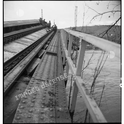 Pont sur la Moselle à Jarménil réparé par les soldats de la 45th division américaine.