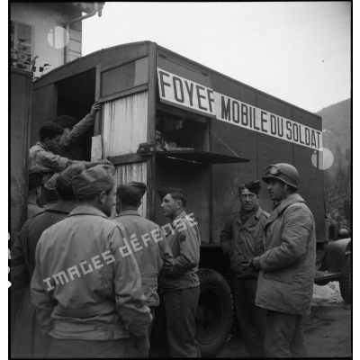 Foyer mobile du soldat aménagé dans un camion pour les hommes de la 1re Armée française au repos dans les Vosges.