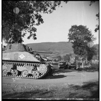 Montée en ligne d'un convoi de chars Sherman de la 1re DB dans les Vosges.