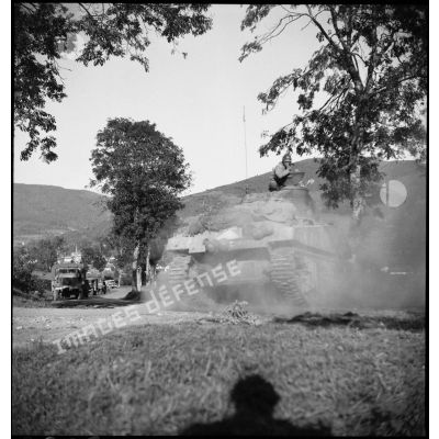 Montée en ligne d'un convoi de chars Sherman de la 1re DB dans les Vosges.